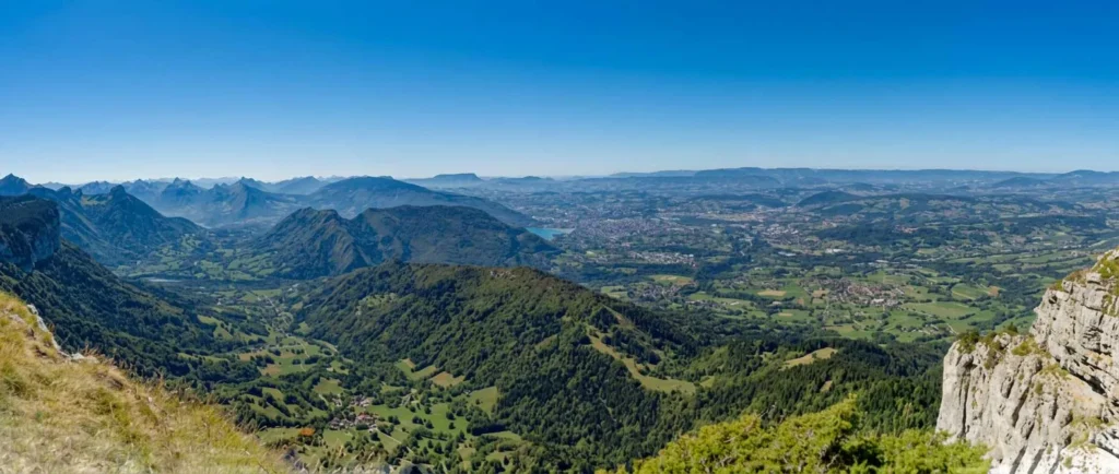 Les Bauges, une partie du lac d'Annecy et la Ville d'Annecy