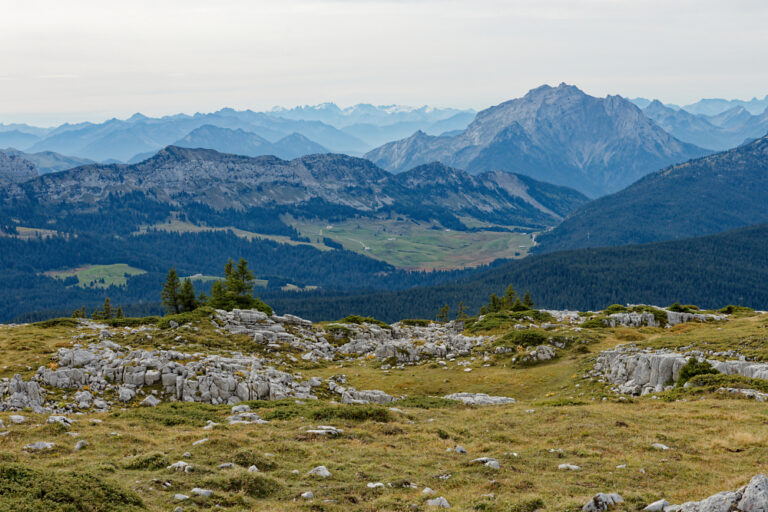 On aperçoit le Plateau des Glières.
